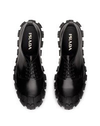 Черные кожаные массивные туфли дерби от Prada