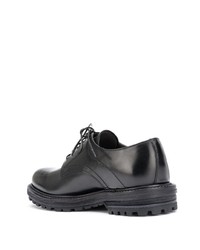 Черные кожаные массивные туфли дерби от Officine Creative
