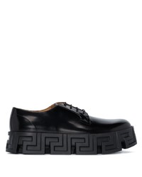 Черные кожаные массивные туфли дерби от Versace