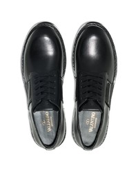 Черные кожаные массивные туфли дерби от Valentino Garavani