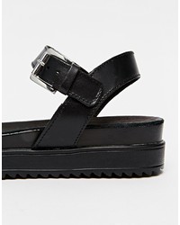 Черные кожаные сандалии на плоской подошве с украшением от Love Moschino