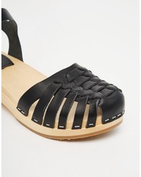 Черные кожаные сандалии на плоской подошве со змеиным рисунком от Swedish Hasbeens