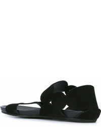 Черные кожаные сандалии на плоской подошве от Pedro Garcia