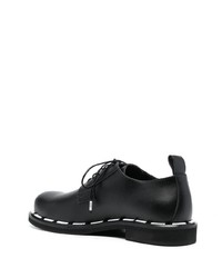 Черные кожаные туфли дерби с принтом от Moschino