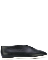Черные кожаные туфли на плоской подошве от Victoria Beckham