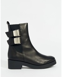 Черные массивные ботильоны от Miista