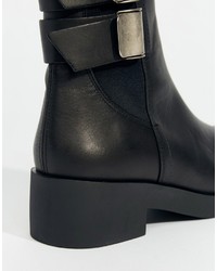 Черные массивные ботильоны от Miista