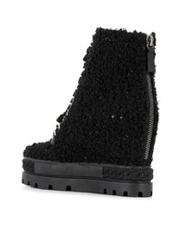 Черные меховые ботильоны на танкетке от Casadei