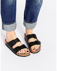 Черные сандалии на плоской подошве от Birkenstock