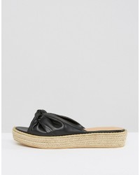 Черные сандалии на плоской подошве от Missguided