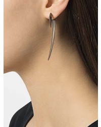 Черные серьги от Shaun Leane