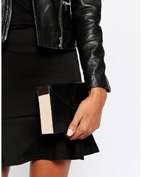 Черный клатч со змеиным рисунком от Glamorous