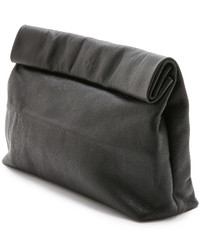 Черный кожаный клатч от Marie Turnor