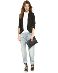 Черный кожаный клатч от Clare Vivier