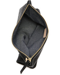 Черный кожаный клатч от Clare Vivier