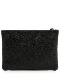 Черный кожаный клатч от Clare Vivier