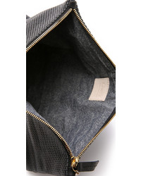 Черный кожаный клатч от Clare Vivier