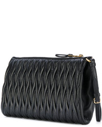 Черный кожаный стеганый клатч от Miu Miu