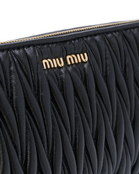 Черный кожаный стеганый клатч от Miu Miu