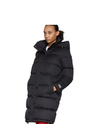 Женский черный пуховик с принтом от Burberry