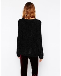 Женский черный пушистый свитер с круглым вырезом