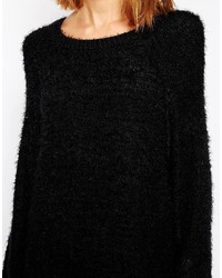 Женский черный пушистый свитер с круглым вырезом