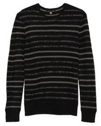 Черный свитер с круглым вырезом в горизонтальную полоску