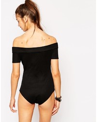 Черный топ с открытыми плечами от Daisy Street