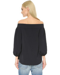 Черный топ с открытыми плечами от Tibi