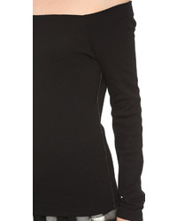 Черный топ с открытыми плечами от Three Dots