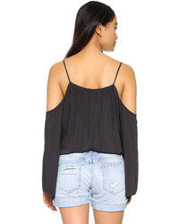 Черный топ с открытыми плечами от Blue Life