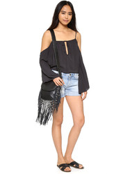 Черный топ с открытыми плечами от Blue Life