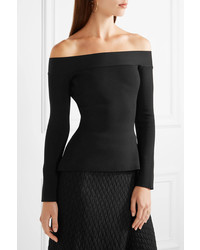 Черный топ с открытыми плечами от Roland Mouret