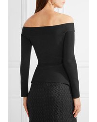 Черный топ с открытыми плечами от Roland Mouret