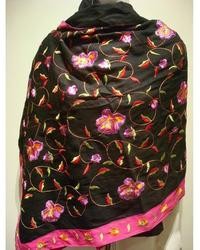 Черный шелковый шарф с цветочным принтом