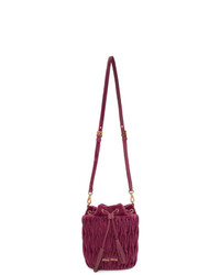 Ярко-розовая бархатная стеганая сумка-мешок от Miu Miu