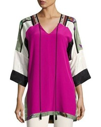 Ярко-розовая блузка с вышивкой