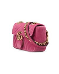 Ярко-розовая замшевая сумка через плечо от Gucci