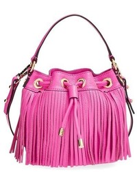 Ярко-розовая кожаная сумка-мешок c бахромой
