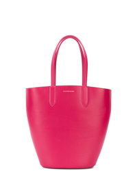 Ярко-розовая кожаная сумка-мешок от Alexander McQueen
