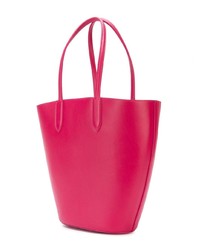 Ярко-розовая кожаная сумка-мешок от Alexander McQueen