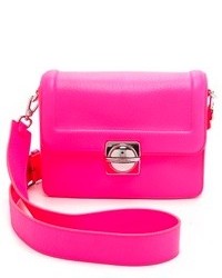 Ярко-розовая кожаная сумка-саквояж от Marc by Marc Jacobs
