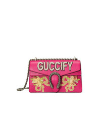 Ярко-розовая кожаная сумка через плечо с украшением от Gucci