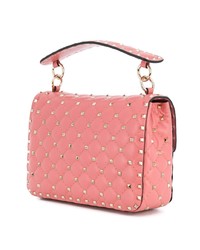 Ярко-розовая кожаная сумка через плечо с шипами от Valentino