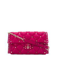 Ярко-розовая кожаная сумка через плечо с шипами от Valentino