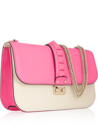 Ярко-розовая кожаная сумка через плечо от Valentino
