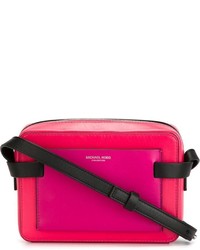 Ярко-розовая кожаная сумка через плечо от Michael Kors