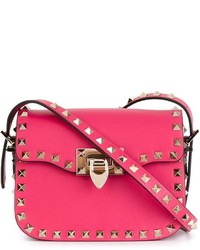Ярко-розовая кожаная сумка через плечо от Valentino Garavani