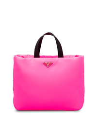 Ярко-розовая нейлоновая большая сумка от Prada