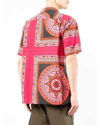 Мужская ярко-розовая рубашка с коротким рукавом с геометрическим рисунком от Sacai